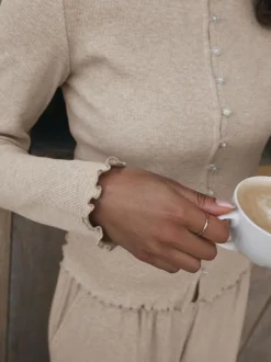 Pyjama's|Loungewear|self. - Geribbelde pyjama met knopen Moutkleurig