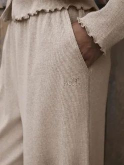 Pyjama's|Loungewear|self. - Geribbelde pyjama met knopen Moutkleurig