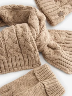 Mutsjes En Antikrabwantjes|Mutsen, Handschoenen En Sjaals|Next - Hoed, Handschoenen & Sjaals 3 delige Set (3-16jaar) Naturel gebreid met kabelpatroon