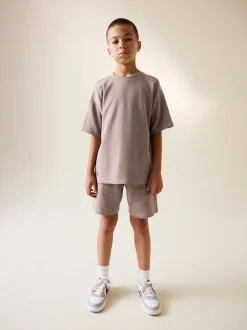 Sets En Outfits|Shorts*Next - Set van T-shirt met textuur en korte mouwen en shorts (3 - 16 jr) Nertsgrijs/bruin