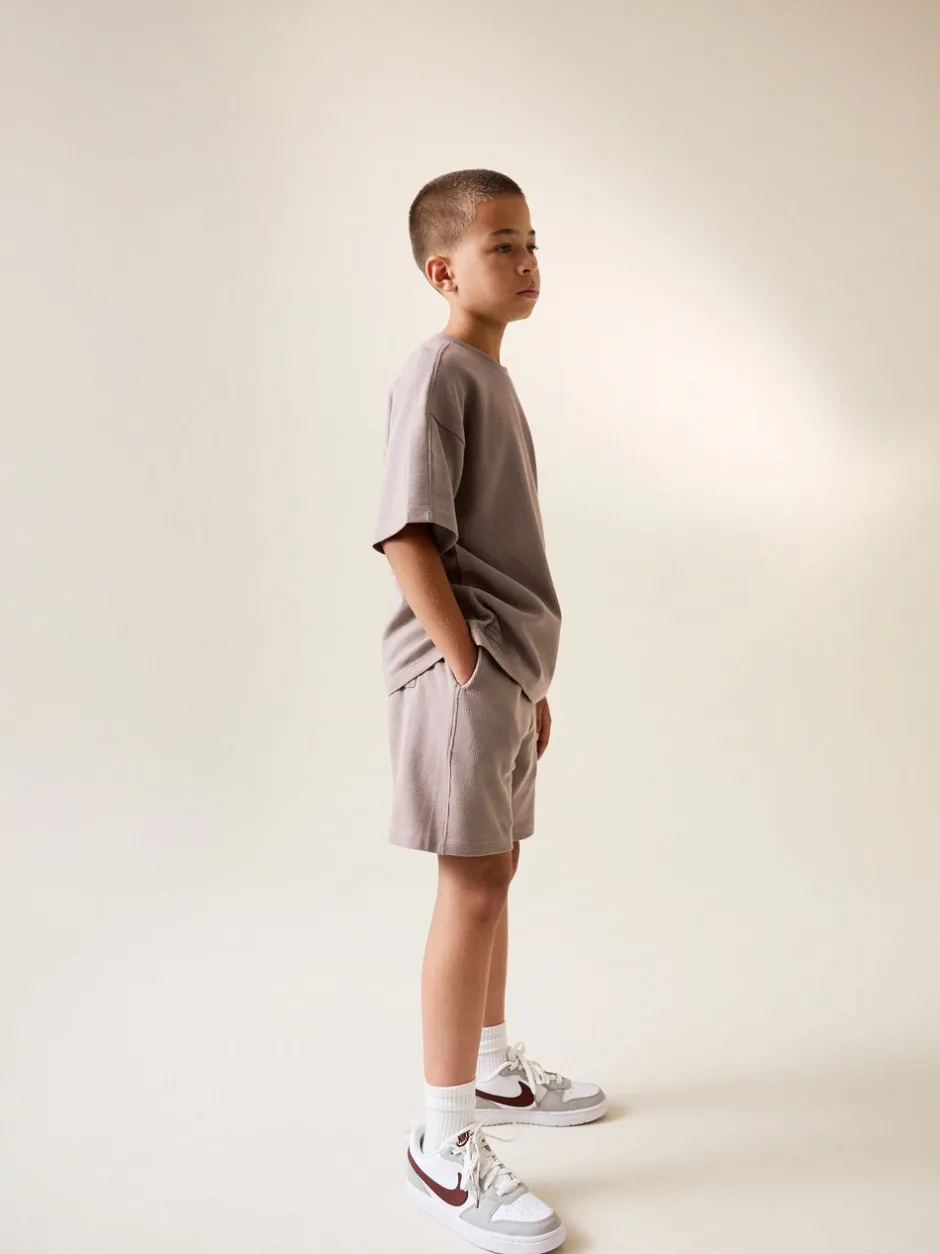 Sets En Outfits|Shorts*Next - Set van T-shirt met textuur en korte mouwen en shorts (3 - 16 jr) Nertsgrijs/bruin