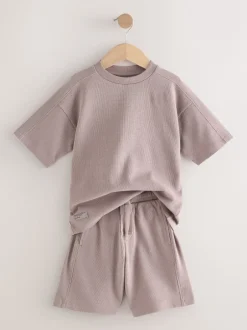 Sets En Outfits|Shorts*Next - Set van T-shirt met textuur en korte mouwen en shorts (3 - 16 jr) Nertsgrijs/bruin
