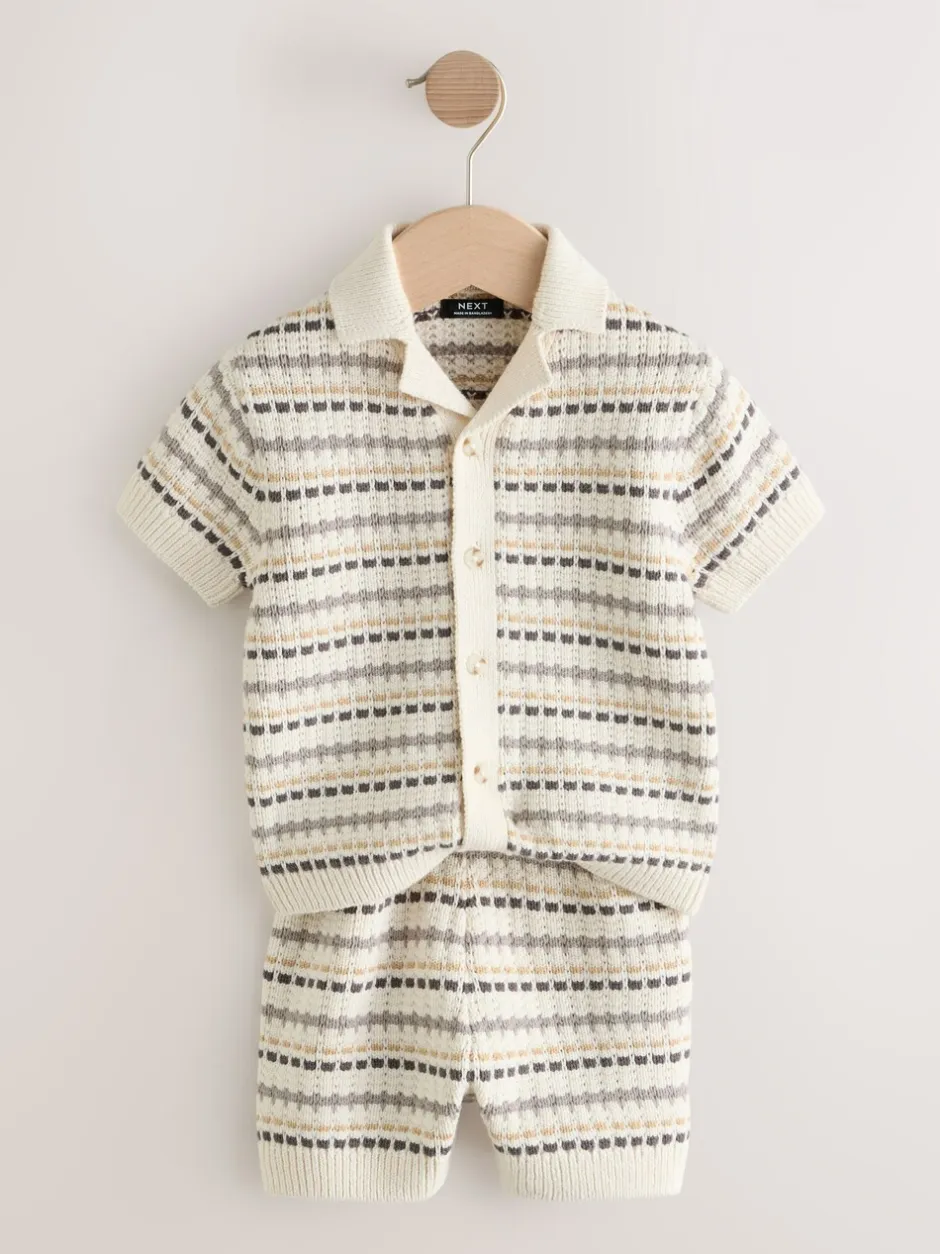 Sets En Outfits|Shorts|Next Neutraal - Set van gebreid poloshirt met textuur en reverskraag en shorts (3mnd -10jr)