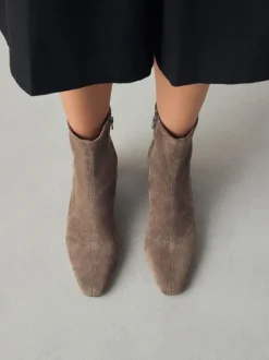 Ruimvallend En Extraruimvallend|Boots*Next - Chisel Toe Block Heel Sock Boots Neutraal taupe