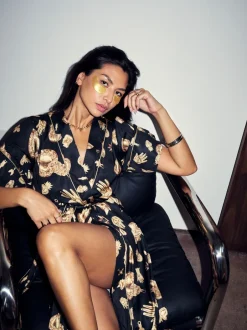 Badjassen|Alle Nacht- En Loungekleding|Never Fully Dressed Charm Satin Robe