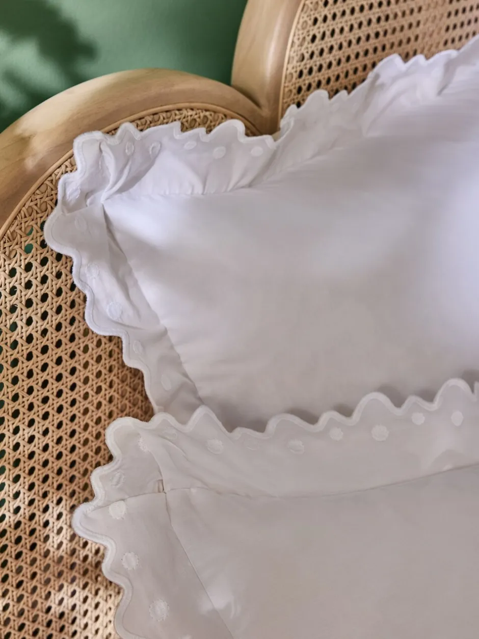 Beddenlakens En Kussenslopen*Nina Campbell Set of 2 Jester Scallop Spot 200 Thread Count Pillowcases Wit