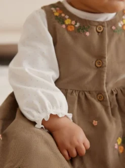 Jurken|Jurken*Next Olijfgroen geborduurd - Set van corduroy pinafore, bodysuit met lange mouwen en maillot voor baby's (0mnd-2jr)