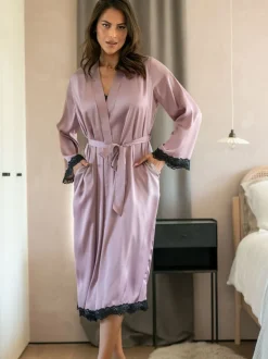 Badjassen*Pour Moi - Dusk Satin and Lace Kimono Sleeve Dressing Gown Paars