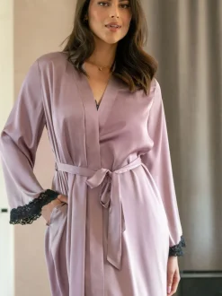Badjassen*Pour Moi - Dusk Satin and Lace Kimono Sleeve Dressing Gown Paars