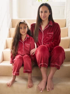 Nachtkleding En Pyjama's|Pyjama's|The Little Tailor - Luxe kerstpyjama voor kinderen van zacht aanvoelend velours Rood