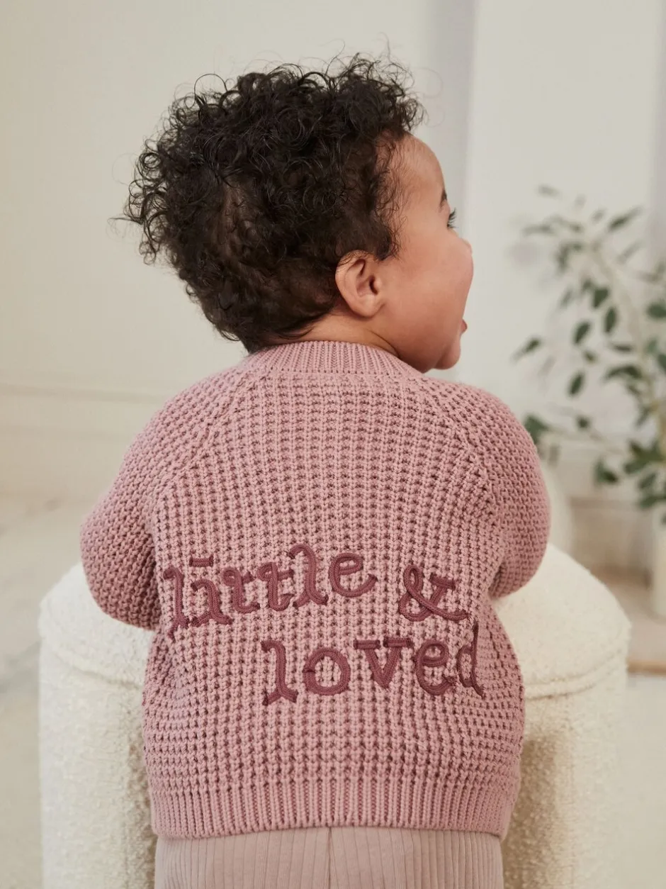 Gebreide Kleding|Next Roze - Gebreid babyvestje met geborduurde slogan op de rug (0mnd-2jr)