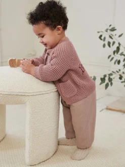 Gebreide Kleding|Next Roze - Gebreid babyvestje met geborduurde slogan op de rug (0mnd-2jr)
