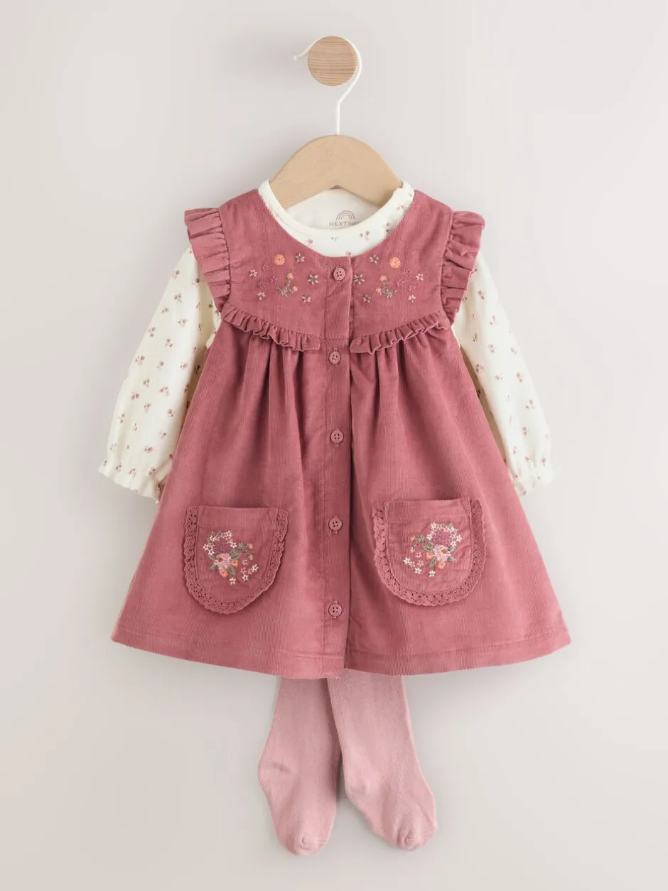 Jurken|Jurken*Next Roze met borduursel - Set van corduroy pinafore, bodysuit met lange mouwen en maillot voor baby's (0mnd-2jr)