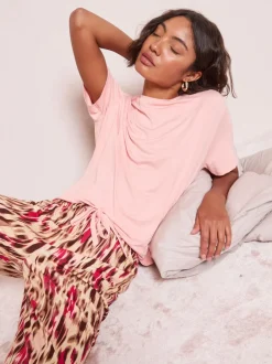 Pyjama's|Loungewear*Friends Like These - Short Sleeve Pyjamas Roze met dierenprint