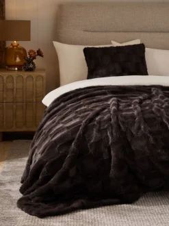 Kussentjes En Plaids|Kussentjes En Plaids|Next Sprei met ruit van imitatiebont met textuur Chocoladebruin