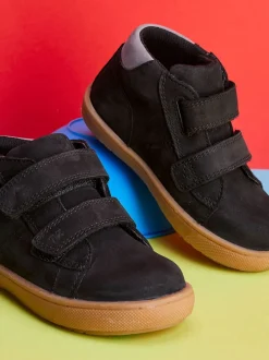 Boots*Toezone Grayson zwarte nubuckleren jongenslaarzen met klittenbandsluiting