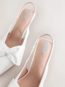 Schoenen Met Hakken*Next - Forever Comfort® Bruiloft hakken met hielbandje van satijn, met strik en spitse neus Wit
