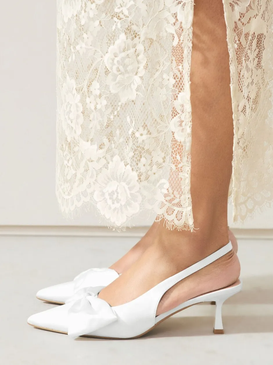 Schoenen Met Hakken*Next - Forever Comfort® Bruiloft hakken met hielbandje van satijn, met strik en spitse neus Wit