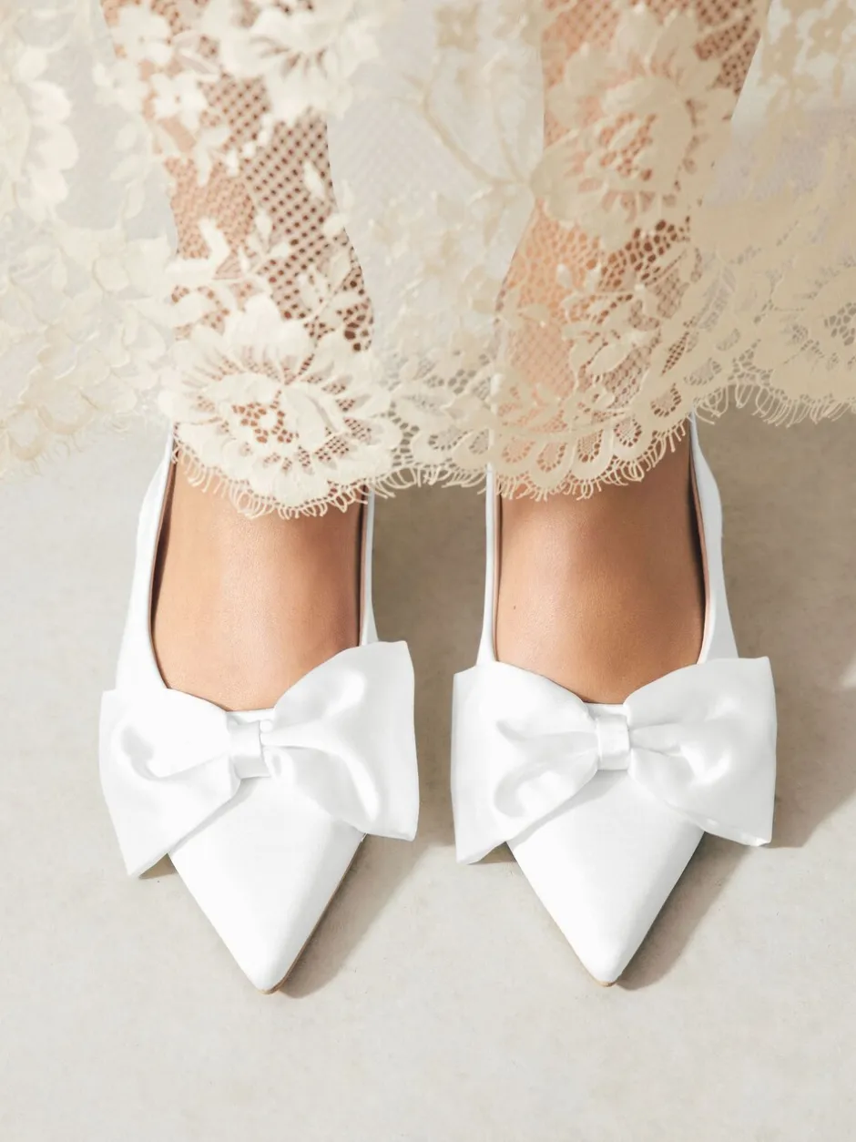 Schoenen Met Hakken*Next - Forever Comfort® Bruiloft hakken met hielbandje van satijn, met strik en spitse neus Wit