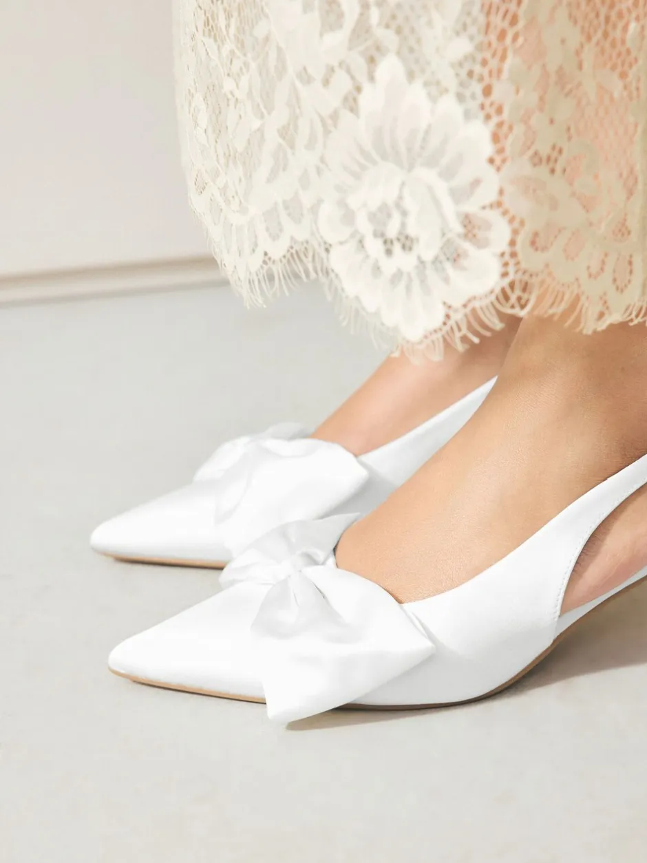 Schoenen Met Hakken*Next - Forever Comfort® Bruiloft hakken met hielbandje van satijn, met strik en spitse neus Wit