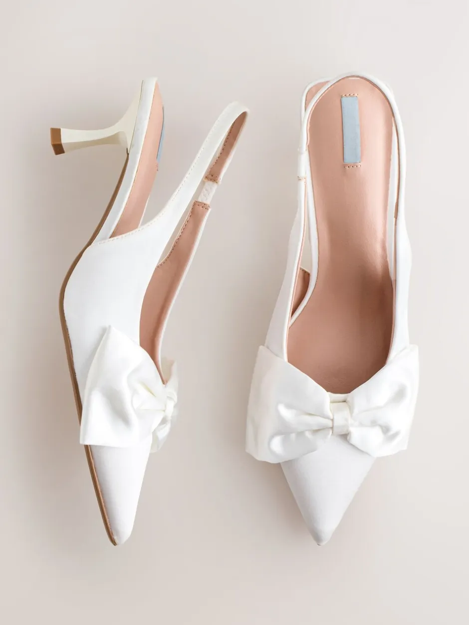 Schoenen Met Hakken*Next - Forever Comfort® Bruiloft hakken met hielbandje van satijn, met strik en spitse neus Wit