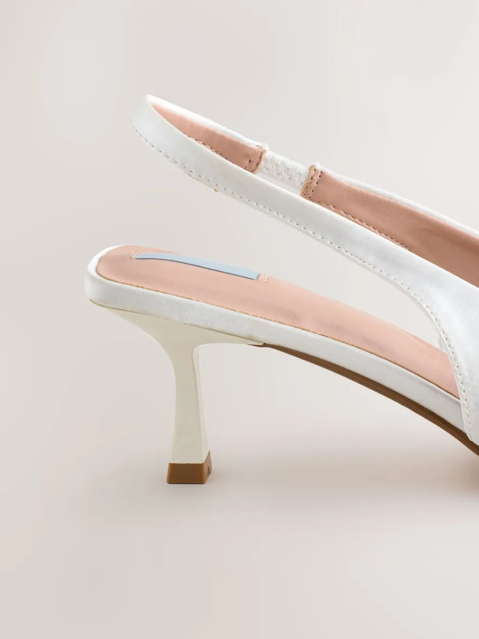 Schoenen Met Hakken*Next - Forever Comfort® Bruiloft hakken met hielbandje van satijn, met strik en spitse neus Wit