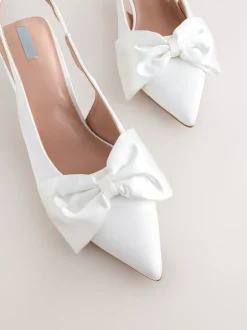 Schoenen Met Hakken*Next - Forever Comfort® Bruiloft hakken met hielbandje van satijn, met strik en spitse neus Wit