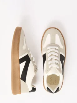 Ruimvallend En Extraruimvallend|Sneakers|Friends Like These - Lace Up Retro Gumsole Sports Trainers Wit