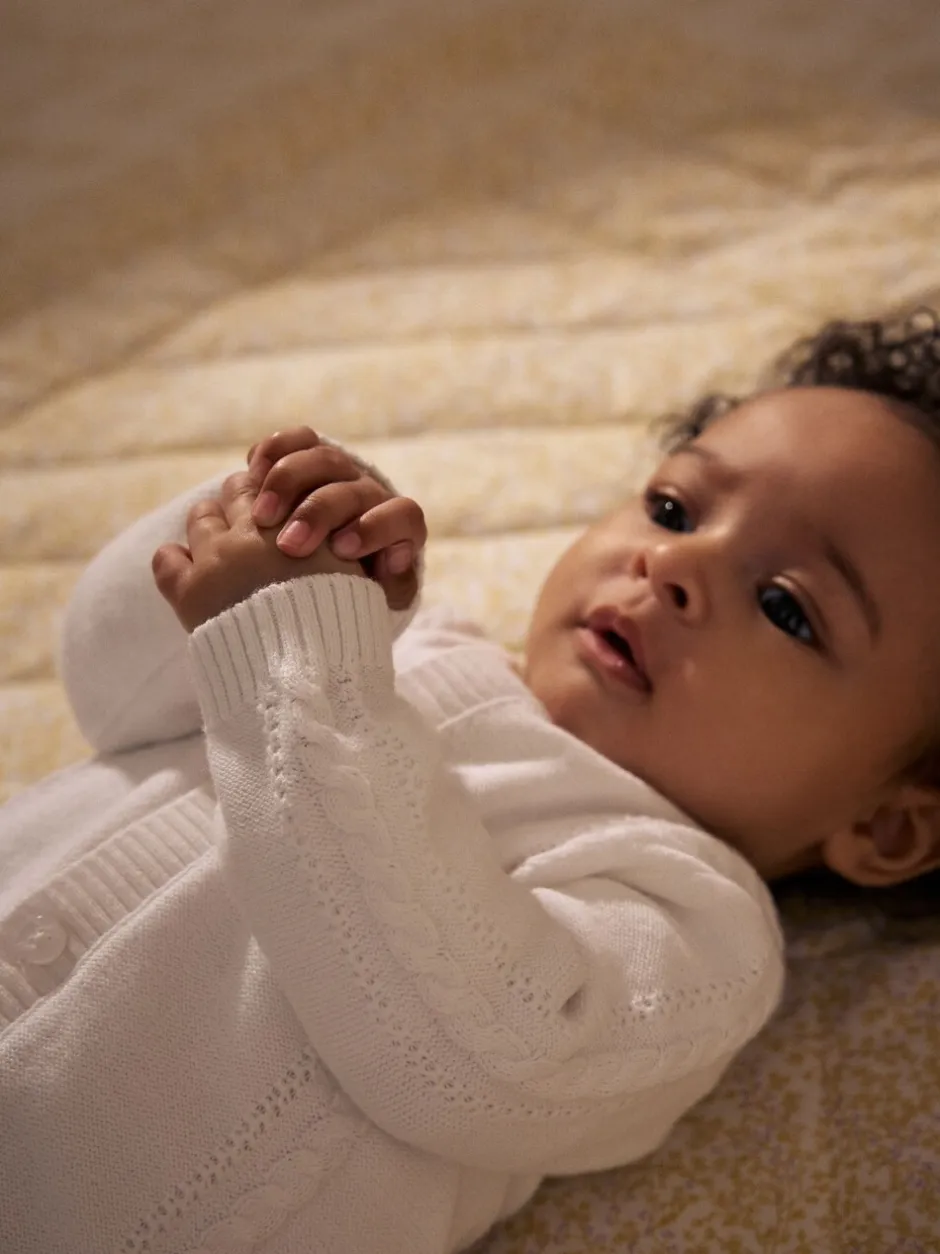 Gebreide Kleding|Next Wit - Kabelgebreid babyvestje