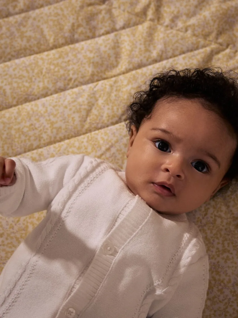 Gebreide Kleding|Next Wit - Kabelgebreid babyvestje
