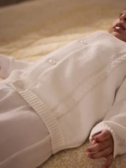 Gebreide Kleding|Next Wit - Kabelgebreid babyvestje
