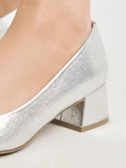 Ruimvallend En Extraruimvallend|Schoenen Met Hakken|JD Williams - Heavenly Soles By Low Block Heels Court Shoes Zilver