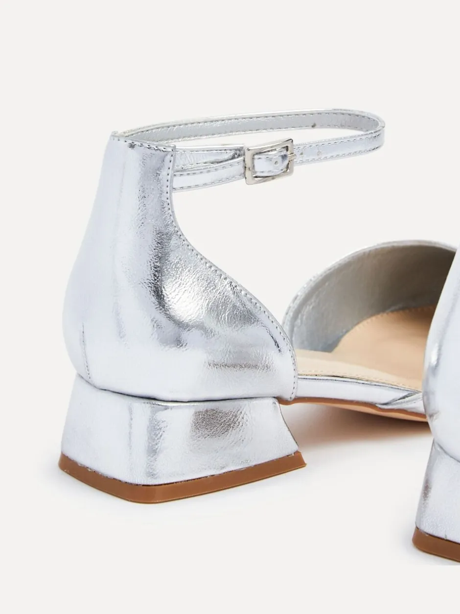 Ruimvallend En Extraruimvallend|Lage Schoenen|Linzi - Dolly pumps met lage blokhak en wijde pasvorm Zilver