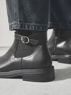 Ruimvallend En Extraruimvallend*Next - Chelsea Boots met gesp Zwart