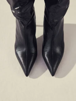 Boots*Next - Forever Comfort® - Kniehoge laarzen met spitse neus en slappe hak Zwart