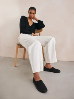 Sneakers*Next - Geborduurde veterloze canvas instapsneakers Zwart