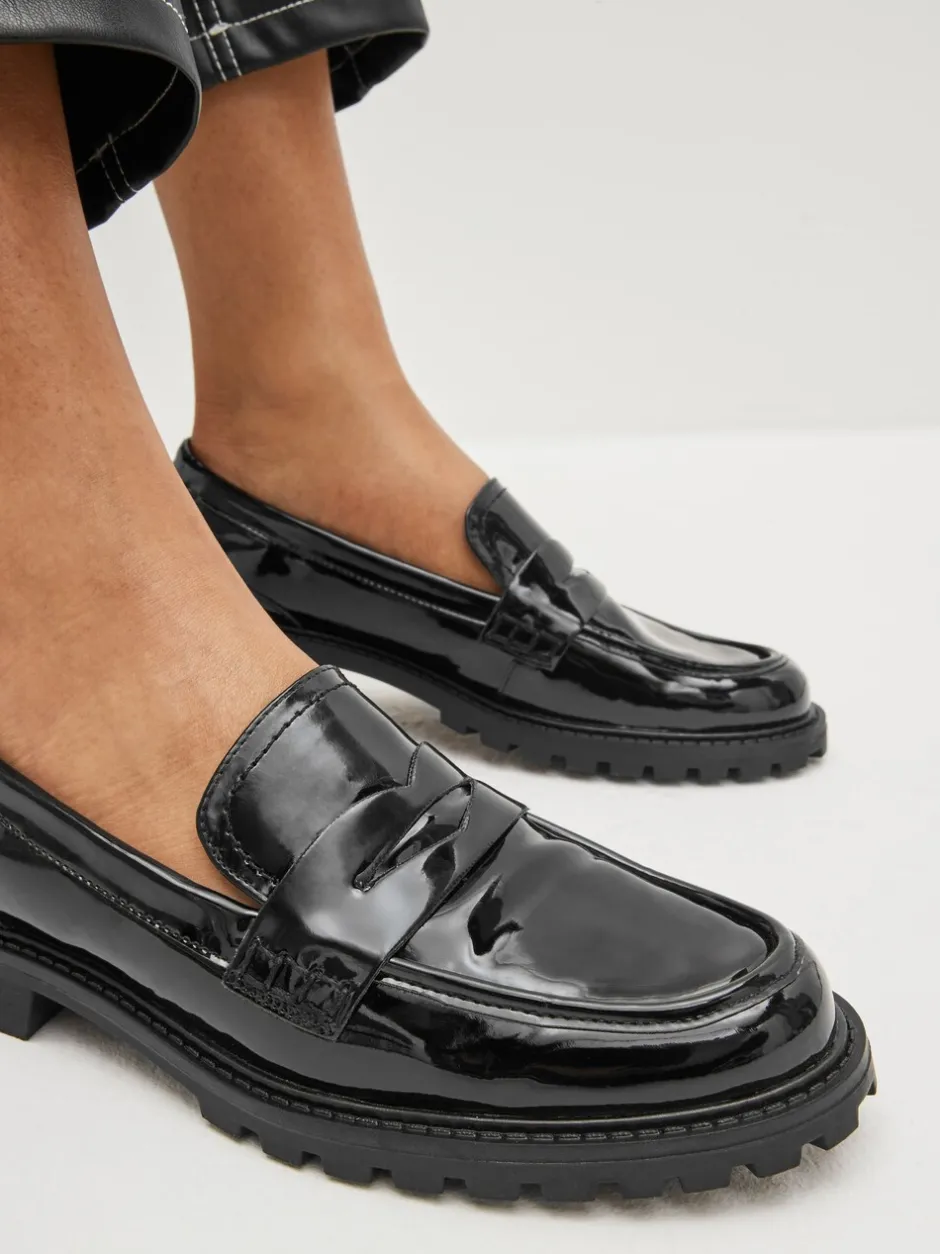 Ruimvallend En Extraruimvallend|Lage Schoenen*Next - Lakleren stevige instappers Zwart