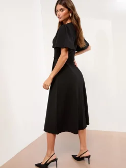 Jurken|Lipsy - Crew Neck Short Sleeve Fit and Flare Midi Dress with Gold Trim Belt Zwart