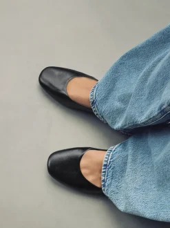 Ruimvallend En Extraruimvallend|Lage Schoenen|Next - Mary Jane-schoenen met ronde neus Zwart