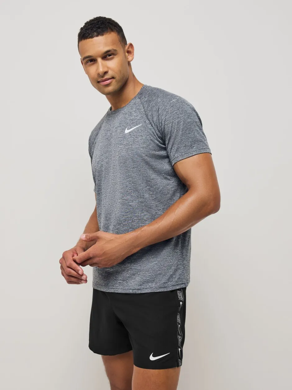 Badkleding*Nike - 5 inch e volley zwemshort met logobies Zwart