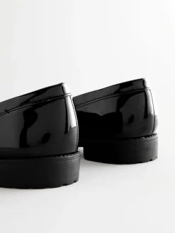Lage Schoenen|Ruimvallend En Extraruimvallend|Next - Patent kwastje hardware detail Instappers Zwart