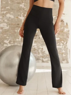 Sportkleding|Leggings En Joggingbroeken|Next - Superzachte Dry Tech yogasportleggings met uitlopende pijpen Zwart