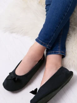 Pantoffels*Totes - Isotoner pantoffelballerina's van fijne badstof met strik Zwart