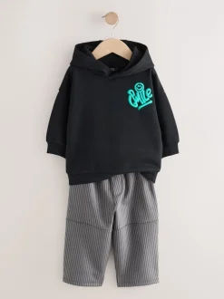 Sets En Combisets|Truien En Breisels|Next Zwart en grijs bedrukt - Set met hoodie en timmermansjoggingbroek (3 mnd - 7 jr)