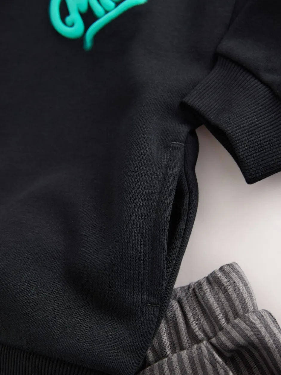 Sets En Combisets|Truien En Breisels|Next Zwart en grijs bedrukt - Set met hoodie en timmermansjoggingbroek (3 mnd - 7 jr)