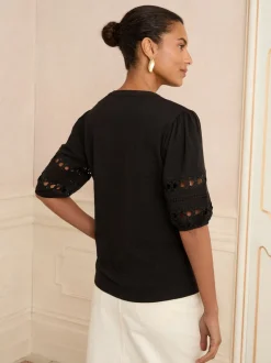 Tops En T-Shirts|Love & Roses - V-hals jersey T-shirt Zwart hartvormige kant inzetstuk