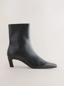 Ruimvallend En Extraruimvallend|Boots|Next - Forever Comfort® enkellaarsjes met hak en spitse neus Zwart leer