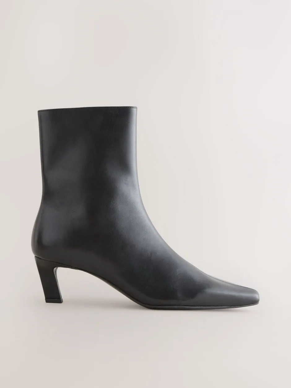 Ruimvallend En Extraruimvallend|Boots|Next - Forever Comfort® enkellaarsjes met hak en spitse neus Zwart leer