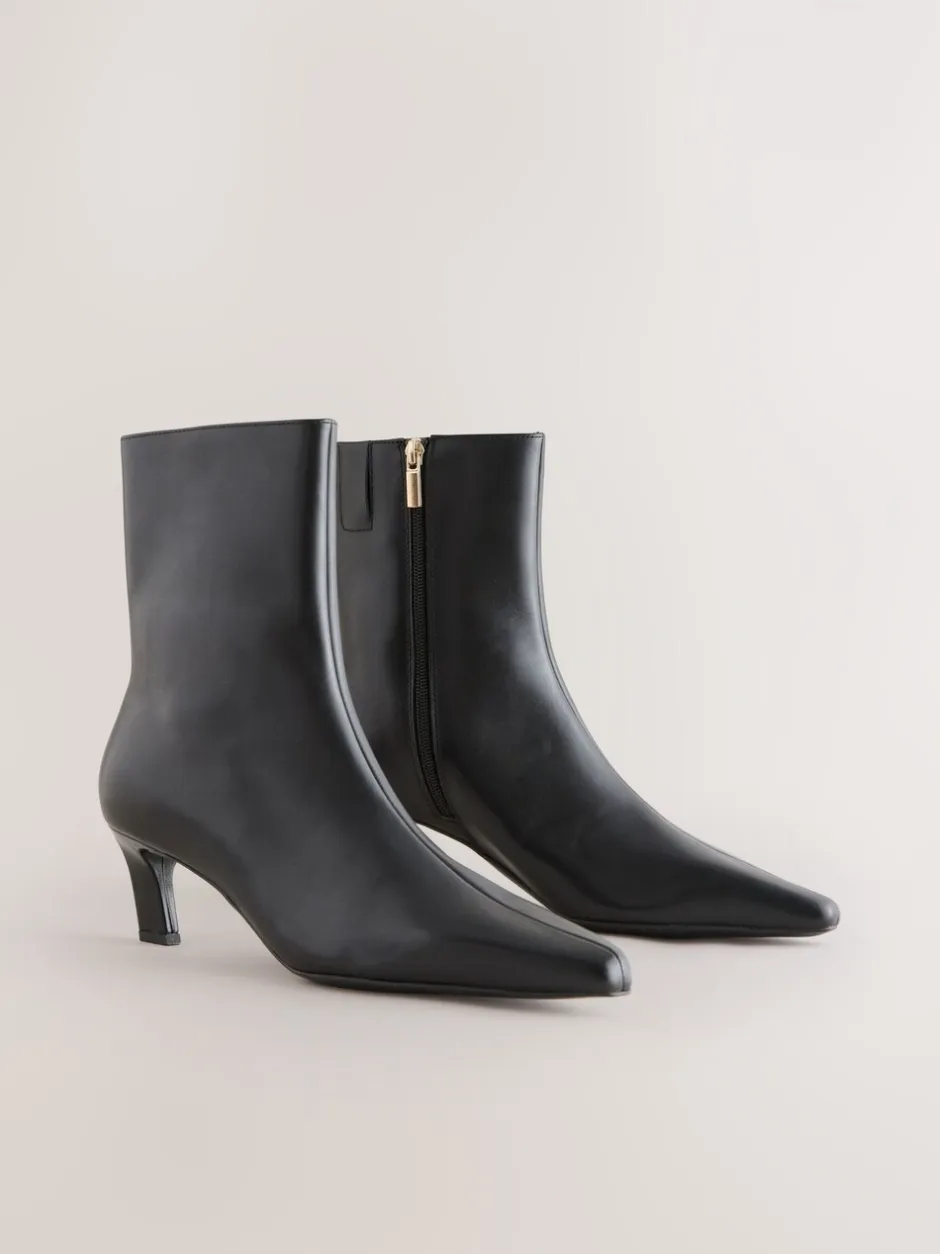Ruimvallend En Extraruimvallend|Boots|Next - Forever Comfort® enkellaarsjes met hak en spitse neus Zwart leer