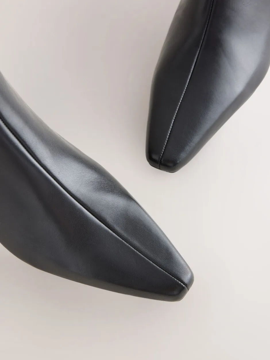 Ruimvallend En Extraruimvallend|Boots|Next - Forever Comfort® enkellaarsjes met hak en spitse neus Zwart leer